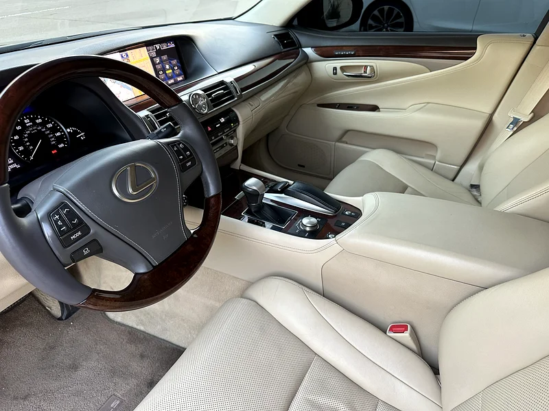 للبيع لكزس LS460 بحالة الوكالة صبغ63149580843650114
