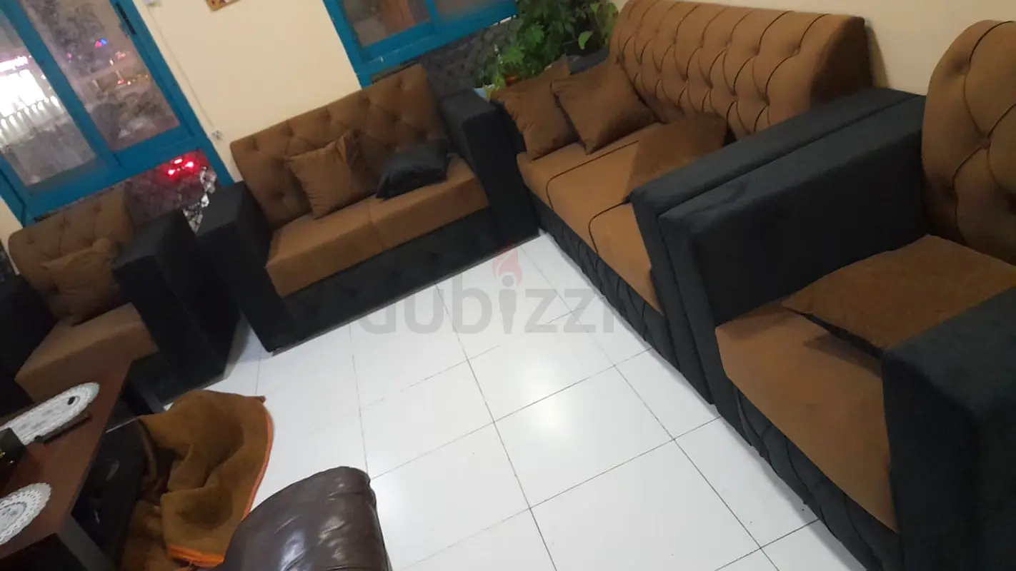 أريكة بسعة ٧ مقاعد متوفرة