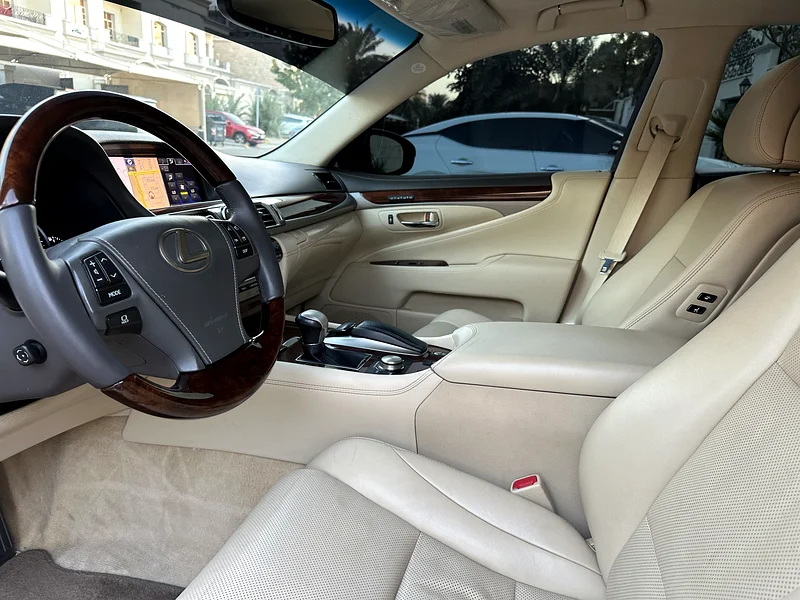 للبيع لكزس LS460 بحالة الوكالة صبغ63149580843650111