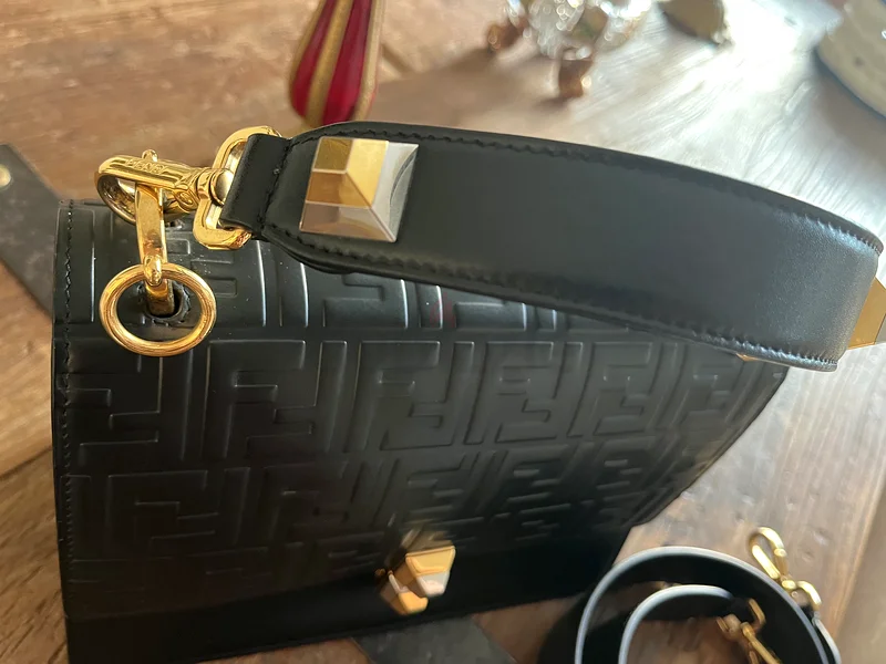 فندى يمكنني حمل الحقيبة63238104807041111