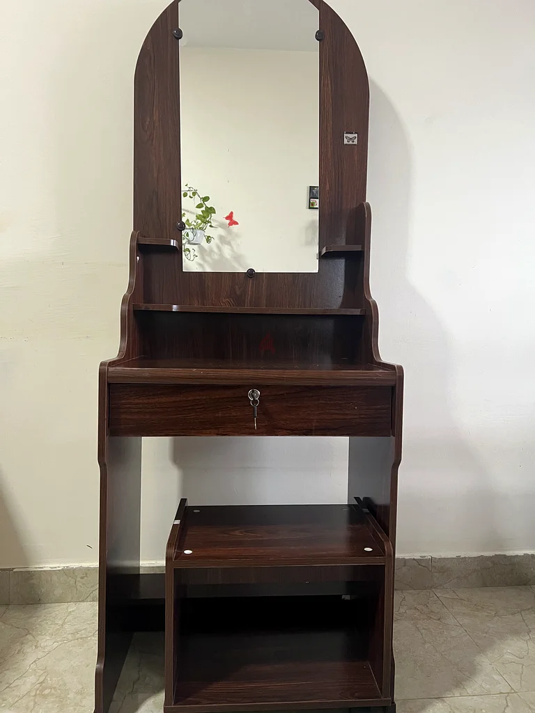 طاولة تزيين ذات تشطيب خشبي63210357082626112
