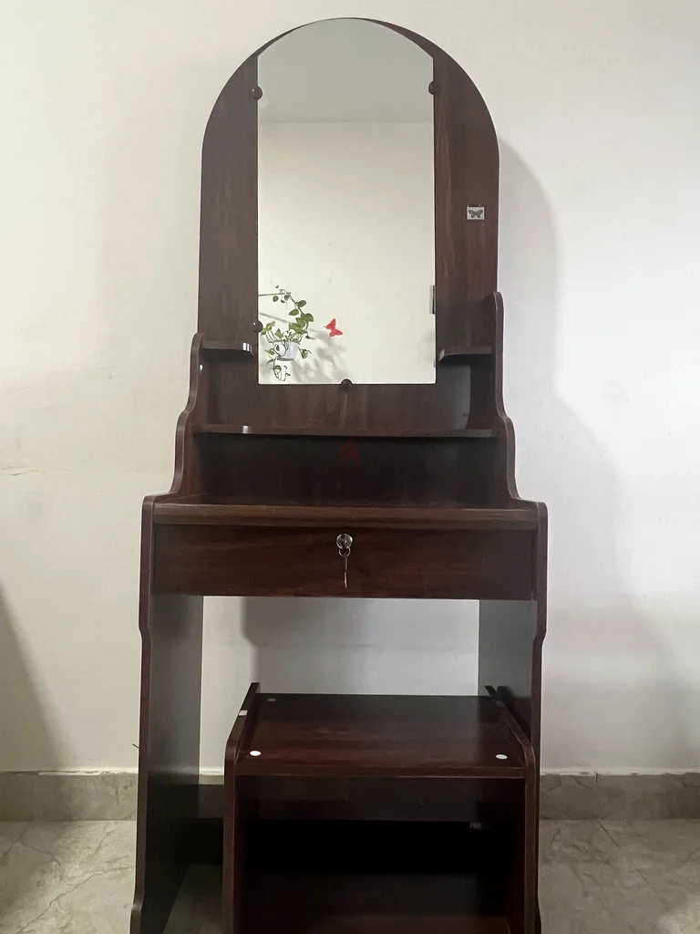 طاولة تزيين ذات تشطيب خشبي63210357082626113