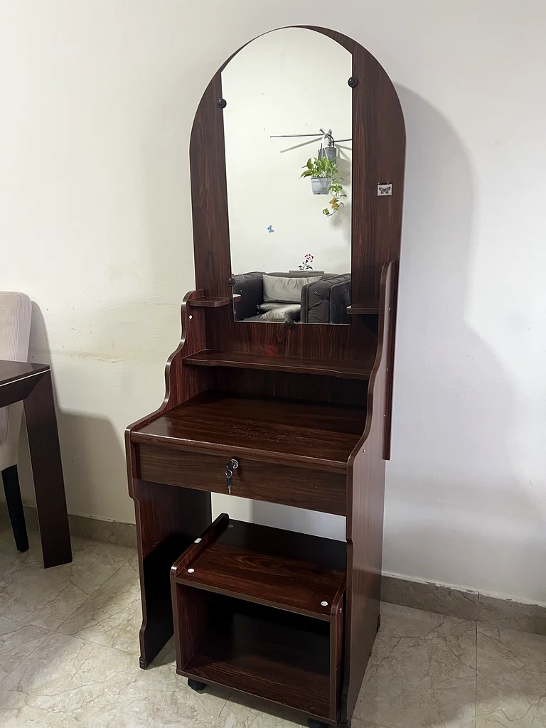 طاولة تزيين ذات تشطيب خشبي63210357082626110