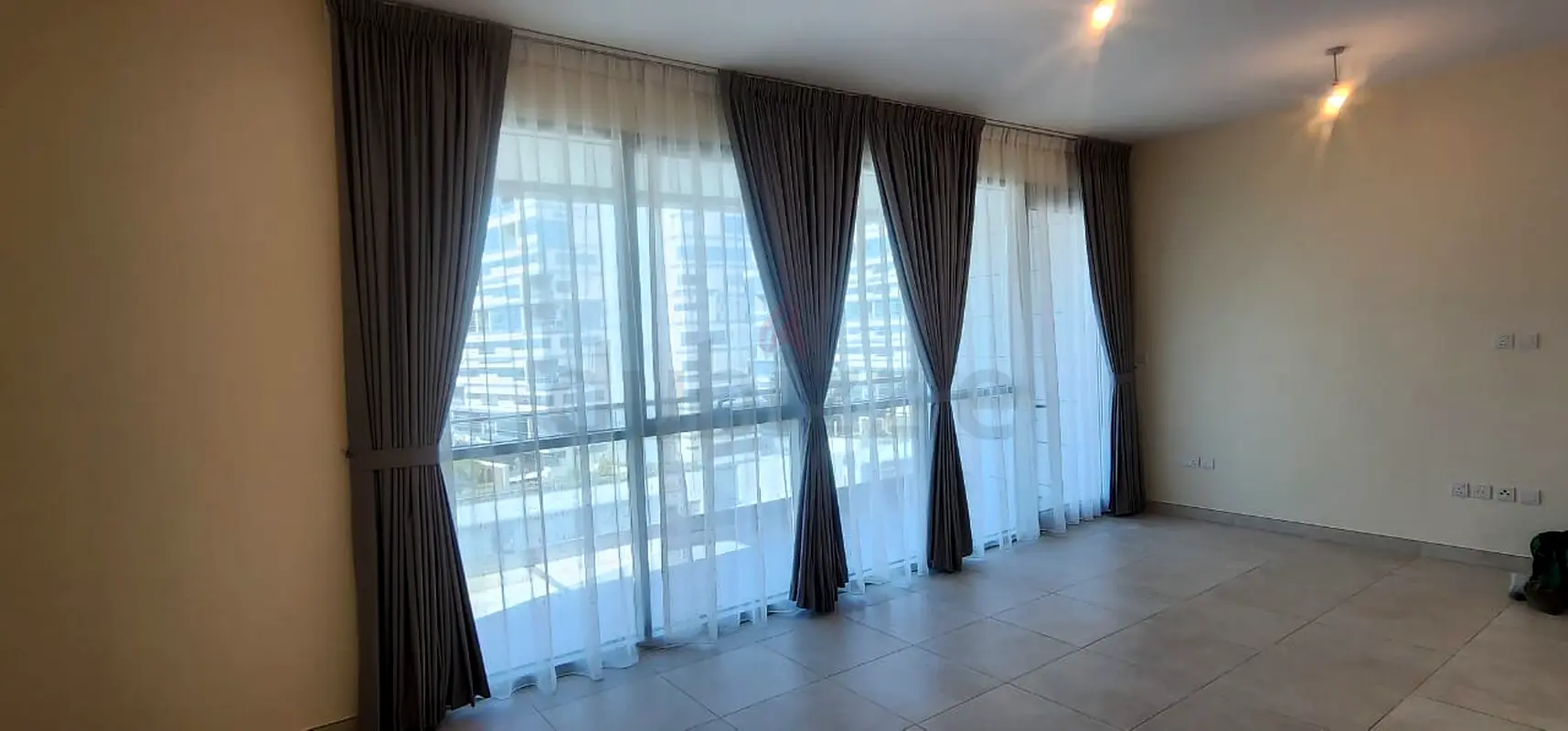 Cortinas opacas y cortinas transparentes, persianas enrollables