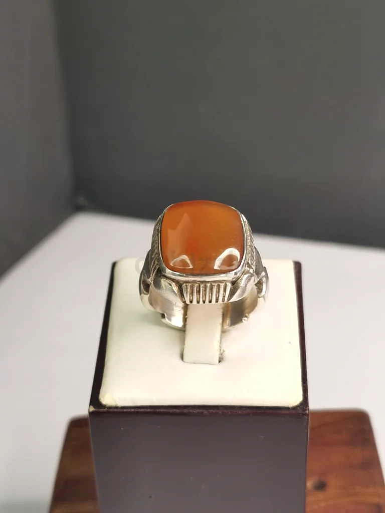 A ring with a Yemeni peach-colored agate stone63232166270083112