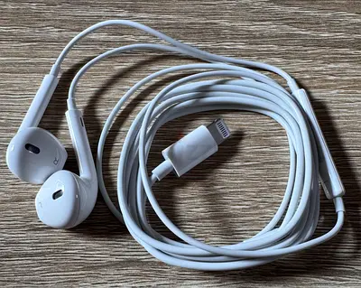 iPhone EarPods (Handsfree) with Lightening Connector