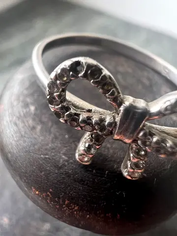 Bow silver ring