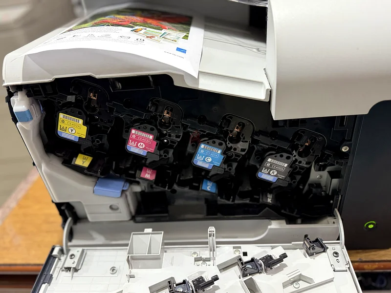 طابعة ليزرية ملونة من HP، طراز MFP 570، حالة جيدة جدًا مع خراطيش حبر أصلية63255002164482112