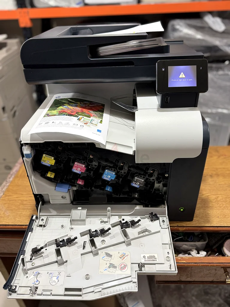 طابعة ليزرية ملونة من HP، طراز MFP 570، حالة جيدة جدًا مع خراطيش حبر أصلية63255002164482111