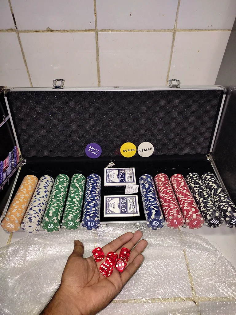 Premium poker chips with silver box632442063971851124