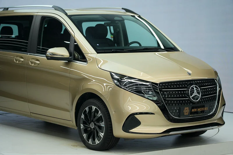 Mercedes-Benz V 300 Avantgrade | 2025 GCC 0km | Agency Warranty | 360 View | 64 colors Ambeint Light63163857265665112