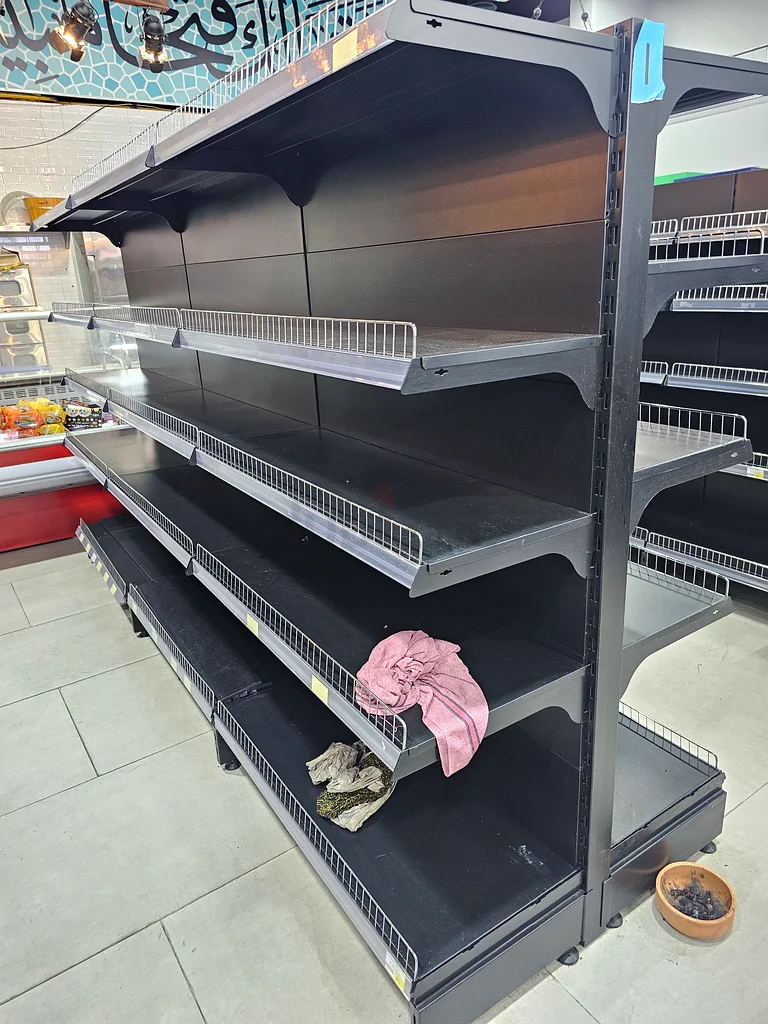 Supermarket shelf63257632444289112