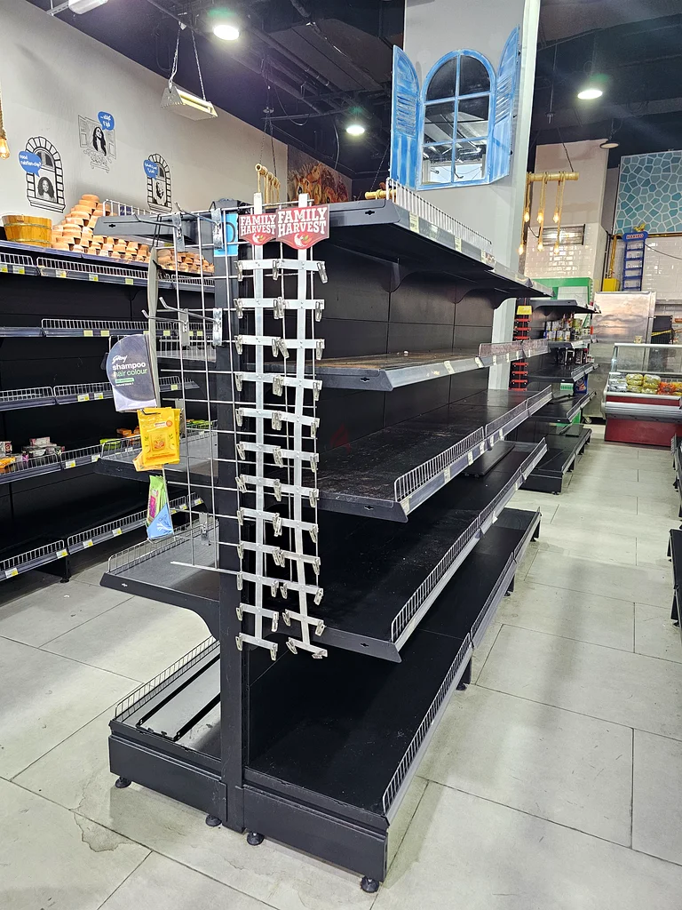 Supermarket shelf63257632444289111