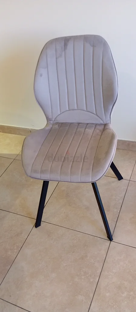 نحن نبيع طقم طاولة طعام فاخرة جديدة بالكامل مكونة من 4 كراسي63218317607169113