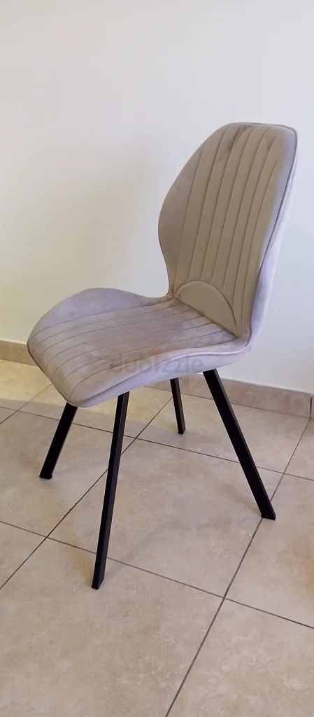 نحن نبيع طقم طاولة طعام فاخرة جديدة بالكامل مكونة من 4 كراسي63218317607169114