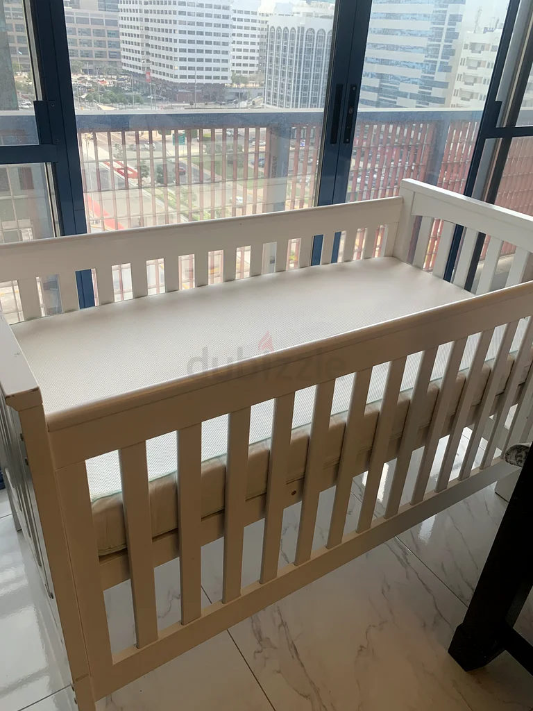 Home center baby cot with tray and free mattress63206391846657114