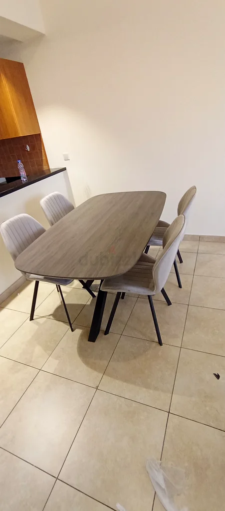 نحن نبيع طقم طاولة طعام فاخرة جديدة بالكامل مكونة من 4 كراسي63218317607169111