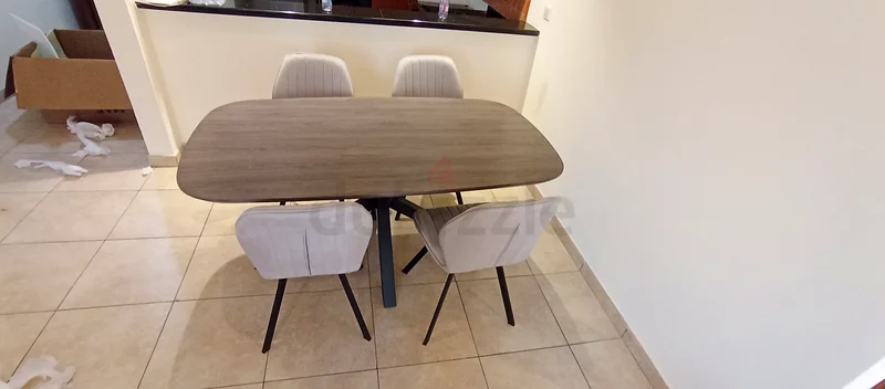 نحن نبيع طقم طاولة طعام فاخرة جديدة بالكامل مكونة من 4 كراسي63218317607169112