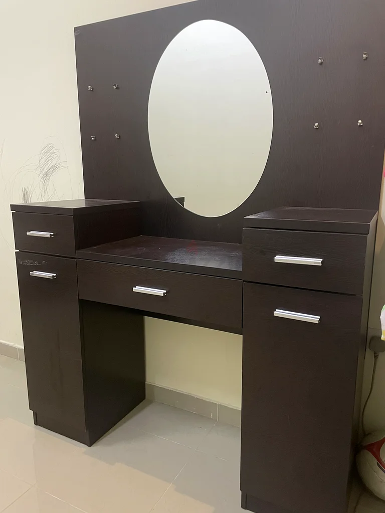 طاولة تجميل63178907922819111