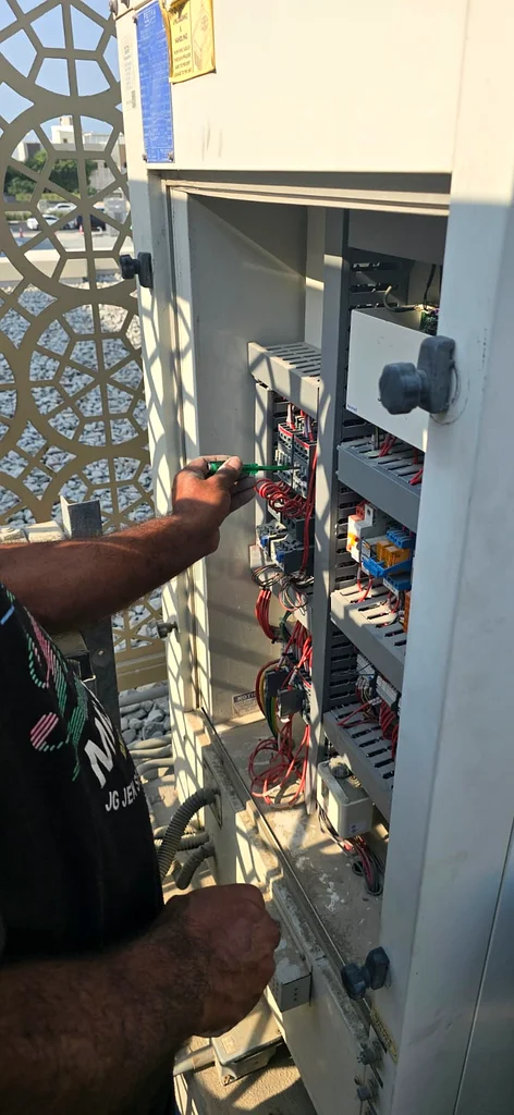 تنظيف عميق للتكييف تنظيف الملفات في الإمارات63183261104130111