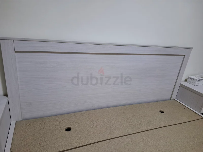 سرير، وسريران جانبيان مع ستة أدراج، أكثر بهجة63192608286977114