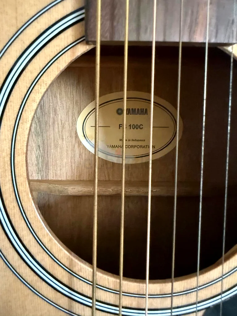FS100 C YAMAHA GUITAR WITH BAG, NEVER USED63205354555650112