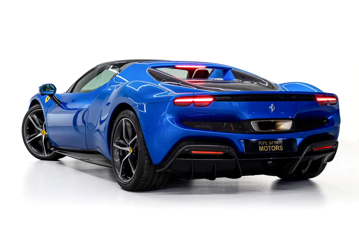 فيراري 296 جي تي إس 2023