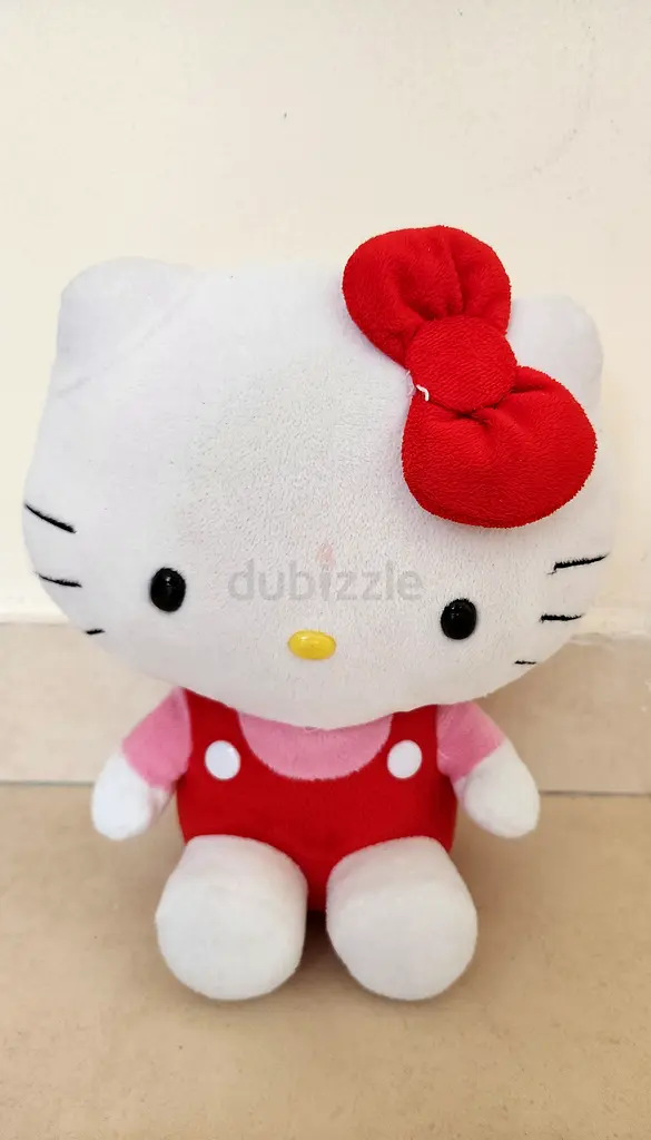 دمية دب حلوة تحمل وجه Hello Kitty