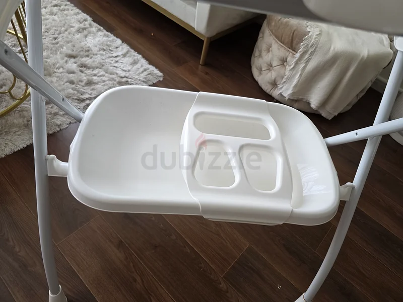 Baby changing station and bath tub63195623737090112