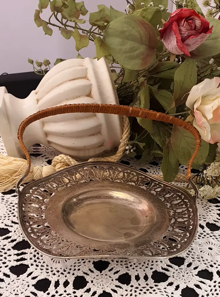 Sovereigns Silver Plated Bamboo Footed Handled Dish