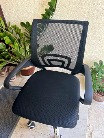 Office chair with adjustable height