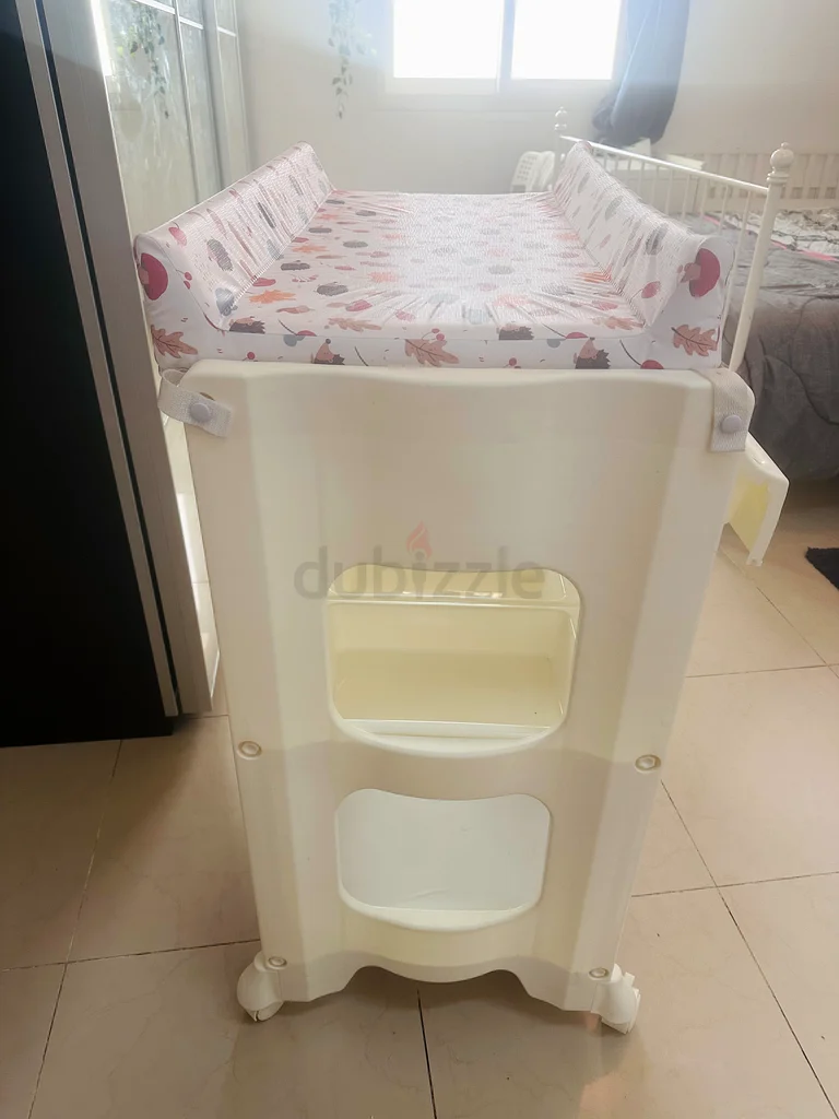 طاولة تغيير الأطفال تأتي مع حوض الاستحمام (للفئة الصغيرة)63196137140225111