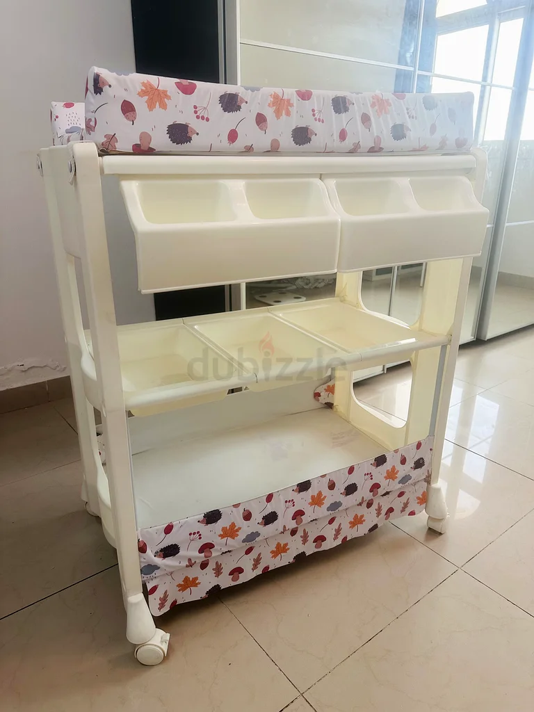 طاولة تغيير الأطفال تأتي مع حوض الاستحمام (للفئة الصغيرة)631961371402251128