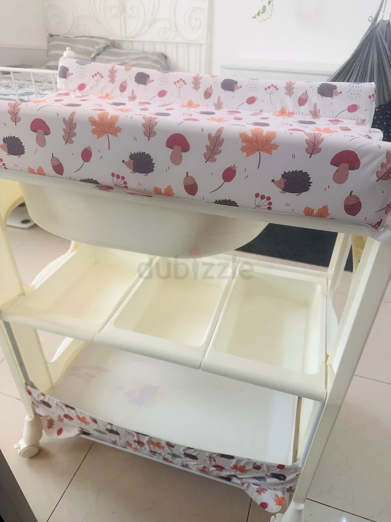 طاولة تغيير الأطفال تأتي مع حوض الاستحمام (للفئة الصغيرة)63196137140225112