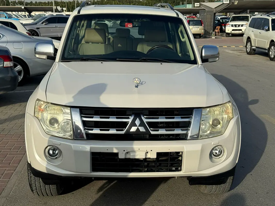 Mitsubishi Pajero 2012 — photo 1 of 11