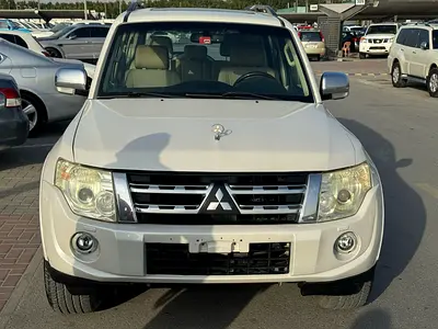 Mitsubshi pajero 2012 fullopshin white color. GCC Calen