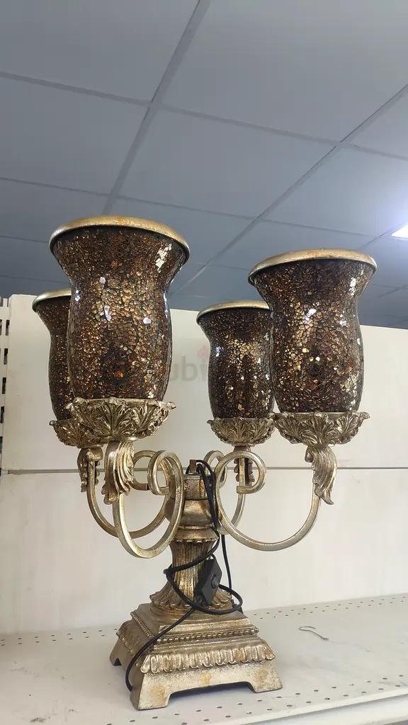 LÁMPARA DE MESA CON PANTALLA DE CRISTAL TRADICIONAL