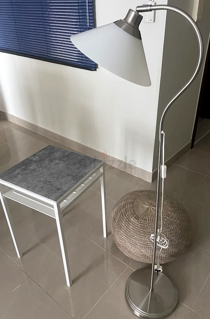 مصباح أرضي من ايكيا بحالة ممتازة63218313085443112