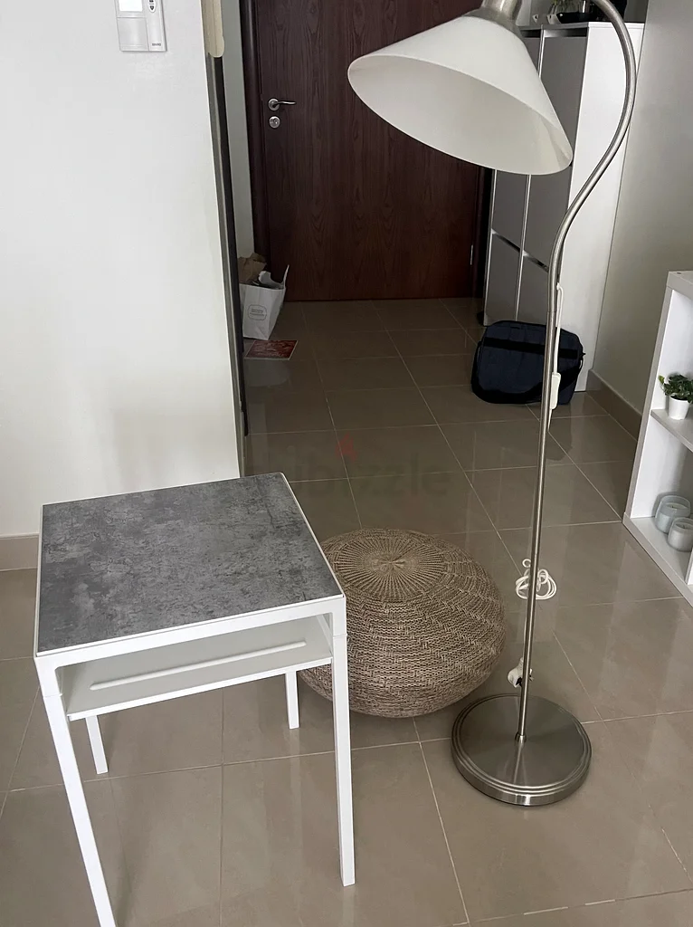 طاولة جانبية من إيكيا بحالة ممتازة!63179386614785112