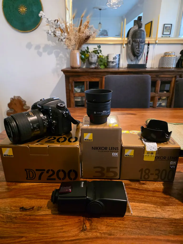 Nikon D7200 kit with Nikon 18-300 and 35mm lens/ Flash/ case