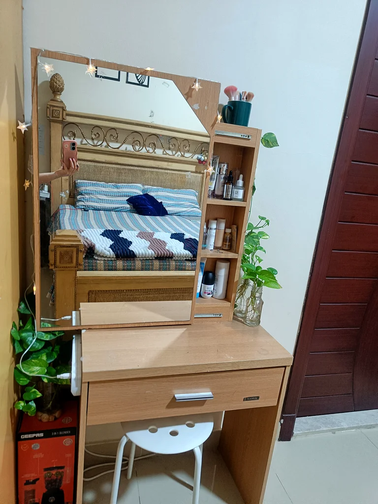Beautiful Dresser with mirror.632193392401931111