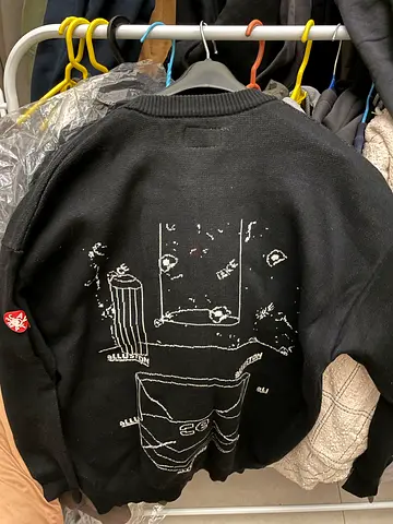 Stylish Black Graphic Sweater - Perfect for Any Season!SIZE-M