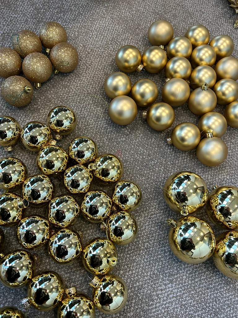 Gold-Themed Christmas Decorations63177602148354111