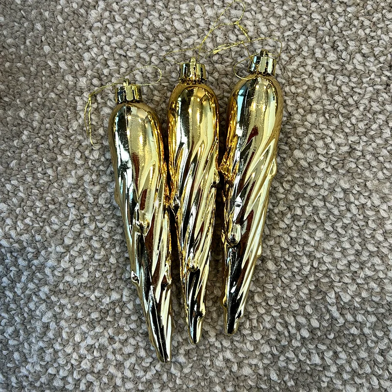 Gold-Themed Christmas Decorations63177602148354112