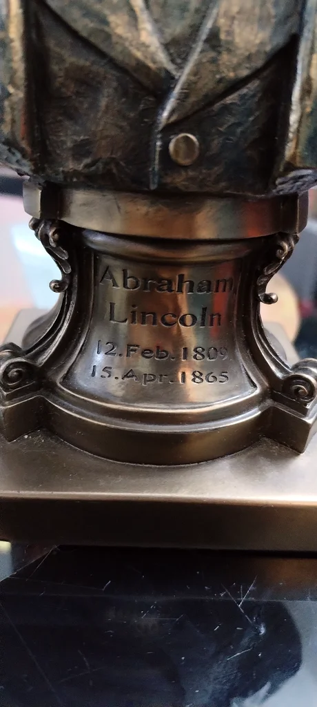 9.25 Abraham Lincoln Bust on Plinth Statue Sculpture United States President63222839980803112