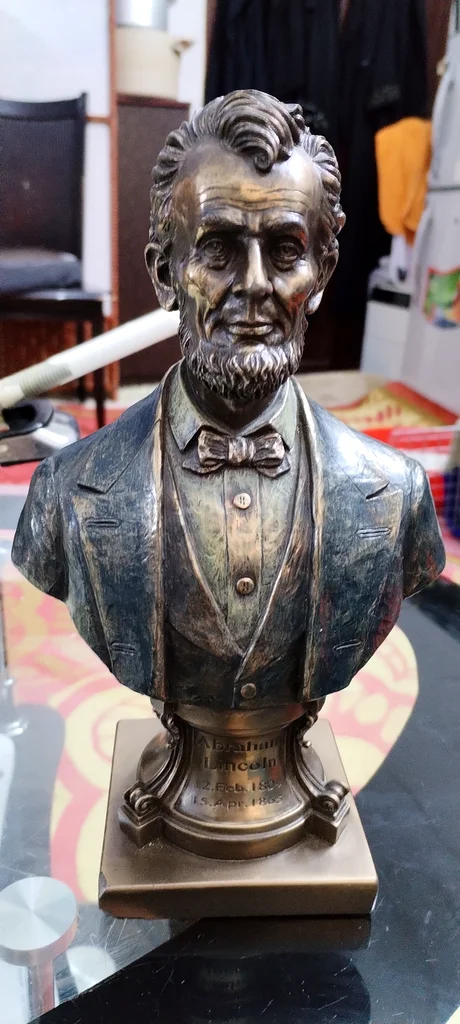 9.25 Abraham Lincoln Bust on Plinth Statue Sculpture United States President63222839980803111
