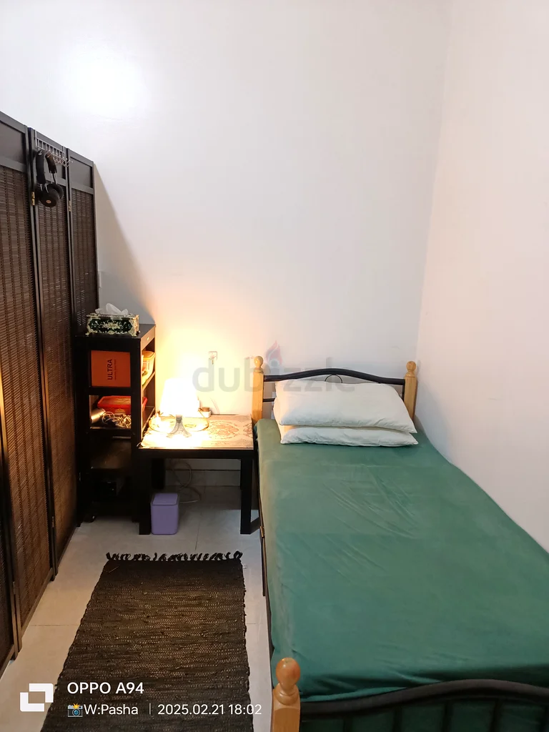 مساحة سرير مع شرفة للعازب التنفيذي633144438640651124