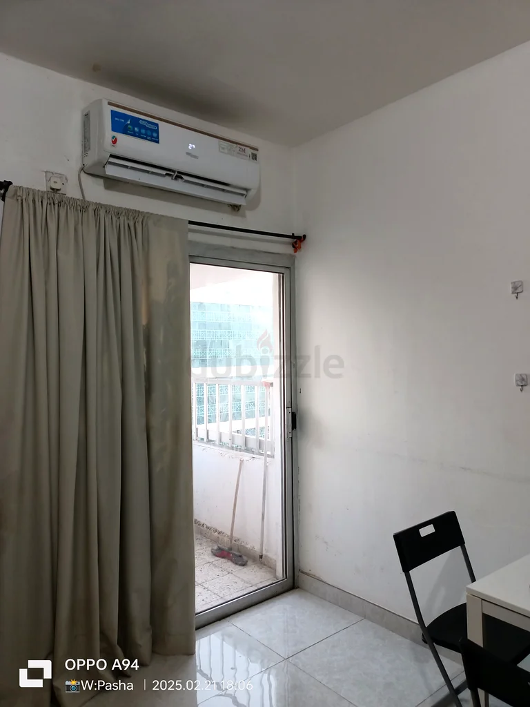 مساحة سرير مع شرفة للعازب التنفيذي63314443864065114