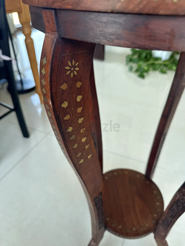 طاولة خشبية قديمة من الخشب الصلب ومنحوتة بشكل عالٍ63191601575425111