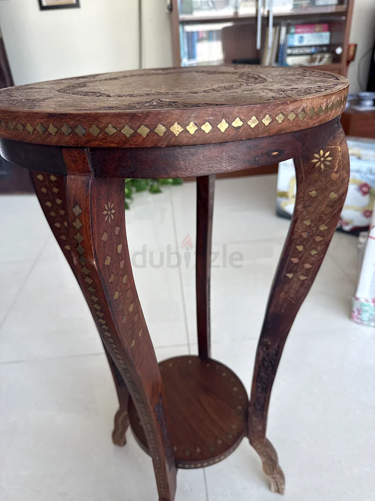 طاولة خشبية قديمة من الخشب الصلب ومنحوتة بشكل عالٍ63191601575425113